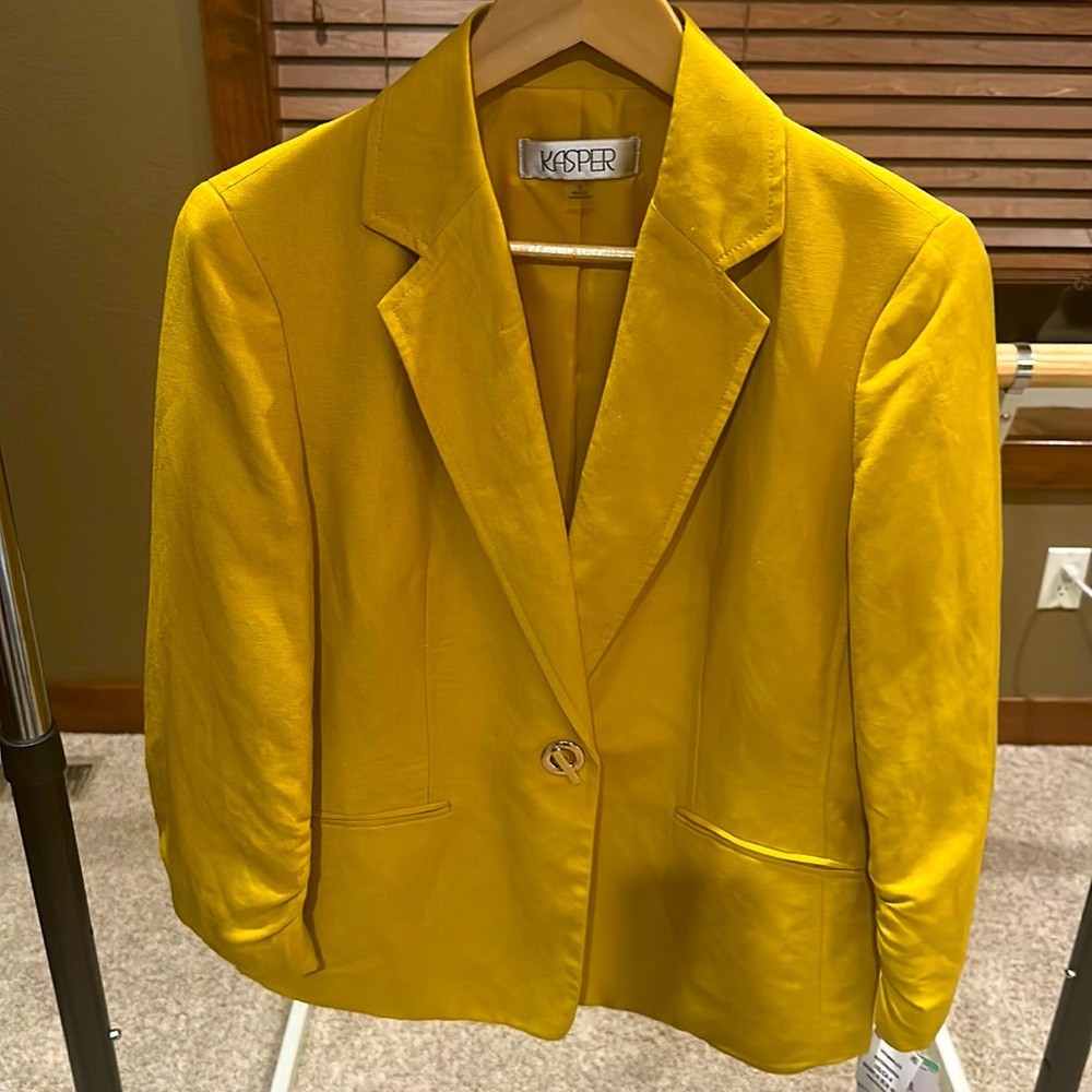 Kasper blazer size 8.  NWT. Beautiful mustard color